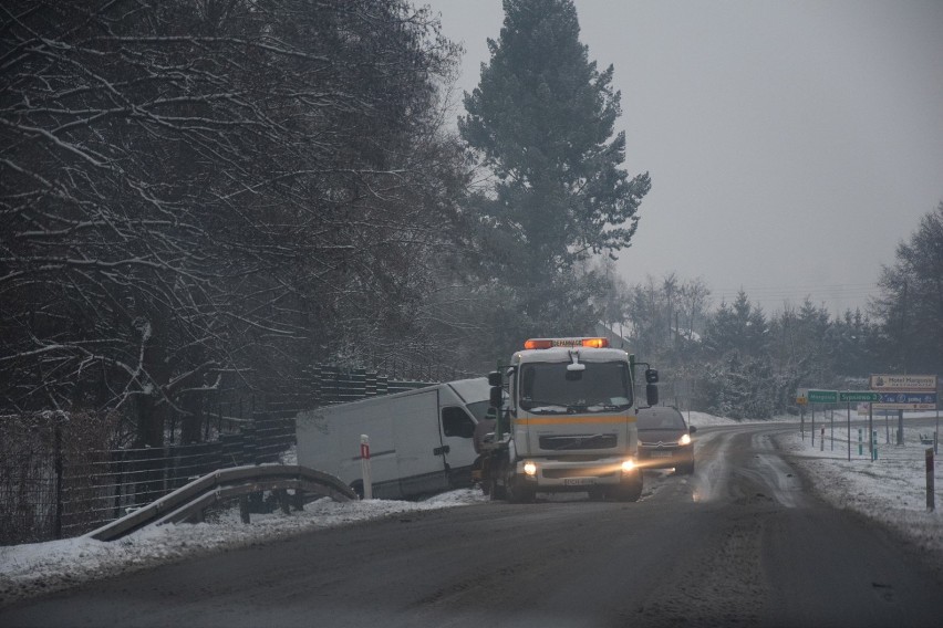 Uwaga na błoto pośniegowe! Przy drodze z Chodzieży do Margonina do rowów wjechały dwa samochody