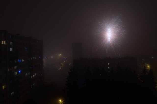 Sylwester 2020 - Powitanie Nowego Roku 2021 w Piotrkowie - Fajerwerki we mgle