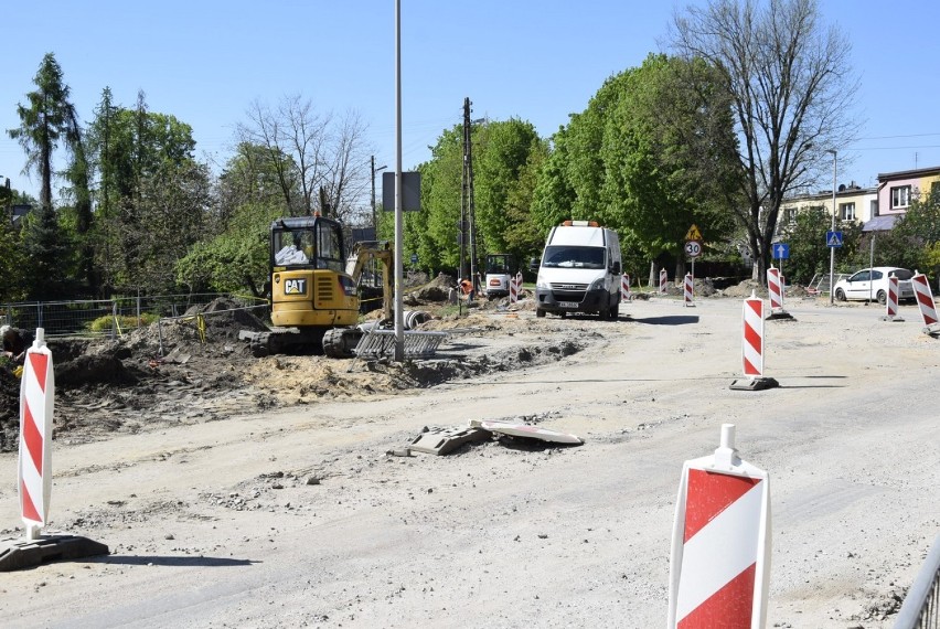 Trwa budowa wiaduktu w Skierniewicach, nad torami w ciągu...