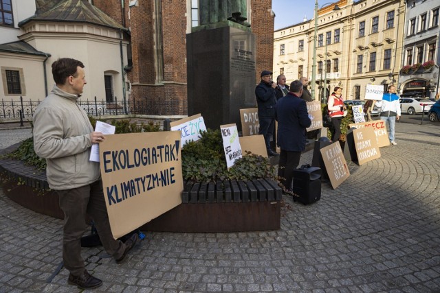 Pikieta pod Urzędem Miasta Krakowa przeciwko wprowadzeniu strefy czystego transportu w Krakowie.