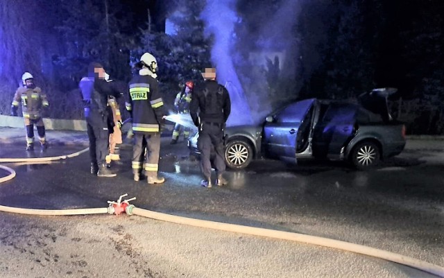 W czwartek, 16 marca, w Lubiczu Dolnym (ul. Dworcowa) zapalił się samochód osobowy. Na miejsce zadysponowano trzy zastępy straży pożarnej.