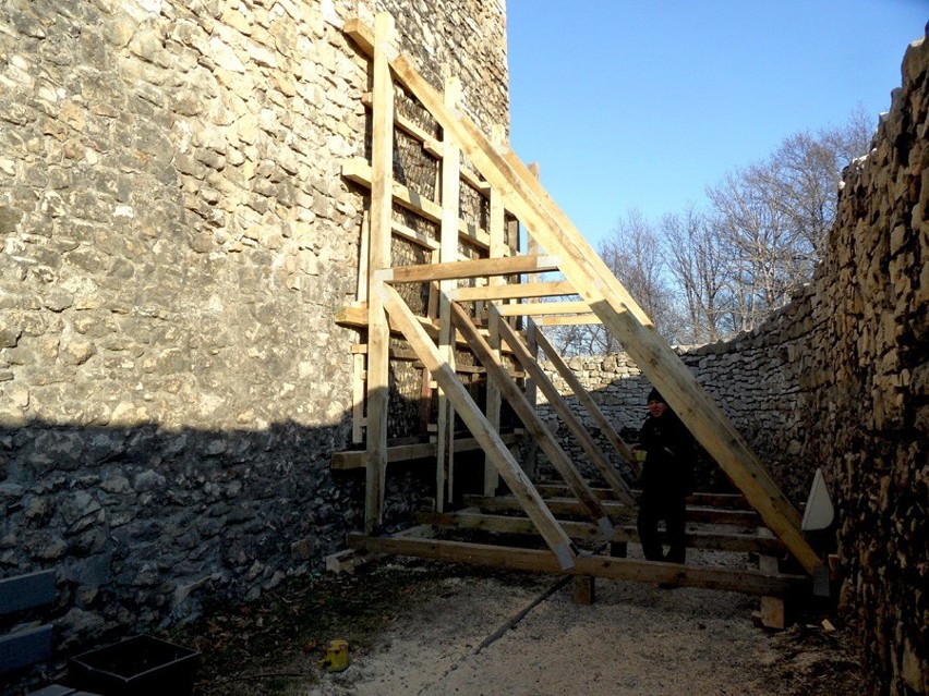 Będzin: Remont na zamku. Trwają prace przy odbudowie murów [ZDJĘCIA]