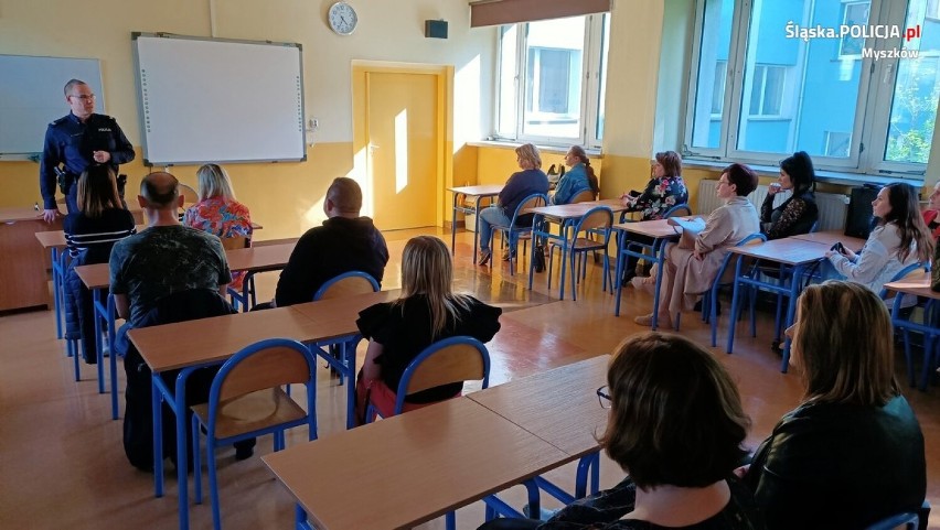 Myszkowscy policjanci rozmawiali z rodzicami ucznów liceum o przemocy w rodzinie