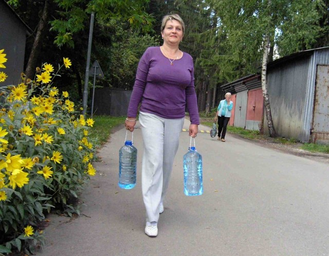 Elżbieta Polok z Kubalonki kilka razy dziennie chodzi po wodę do pobliskiego źródełka