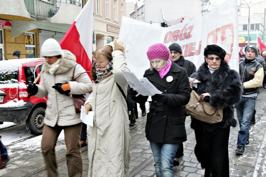 PiS maszerowało przez Wrocław. Część osób źle zaśpiewała hymn Polski (ZDJĘCIA)