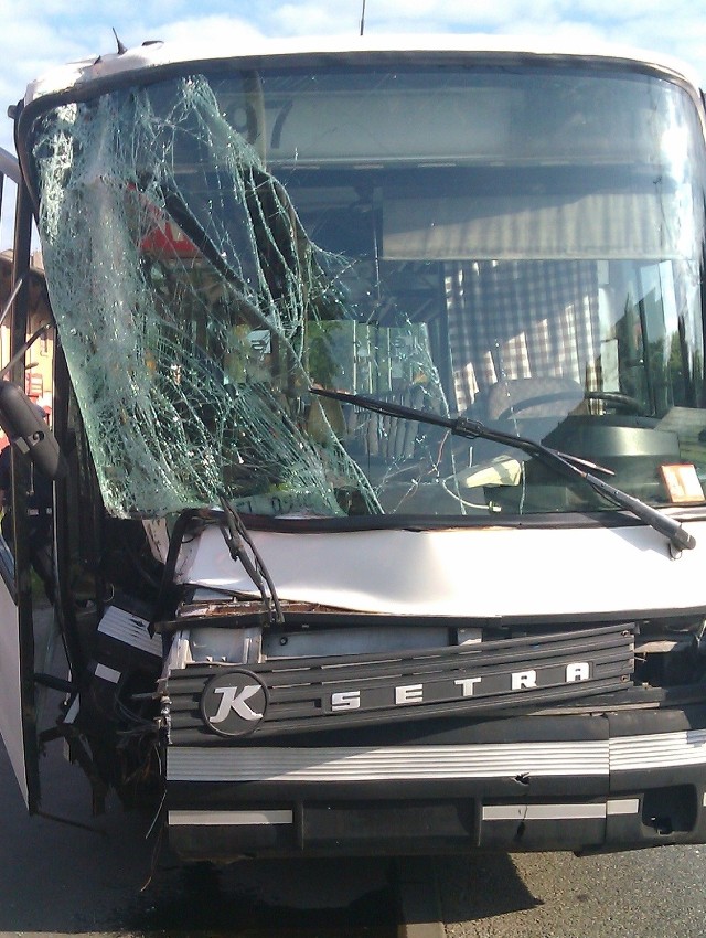 Łódź: autobus linii 97 wjechał w latarnię