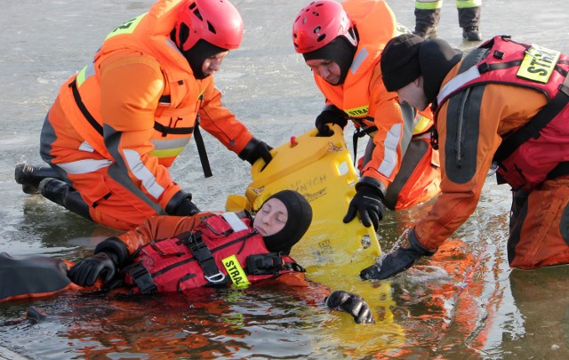 Na zamarzniętym jeziorze w Tarpnie strażacy z grudziądzkiej Państwowej Straży Pożarnej i OSP powiatu grudziądzkiego ćwiczyli. ratowanie osób tonących na zamarzniętych akwenach oraz obchodzenia się ze specjalistycznym sprzętem ratunkowym.

