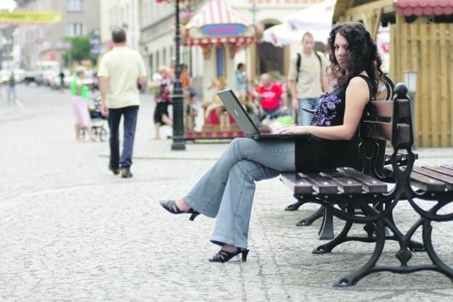 Iga Kołacz chętnie skorzystałaby z internetu, siedząc na Rynku w Bolesławcu. Ale nie ma tam dostępu do sieci