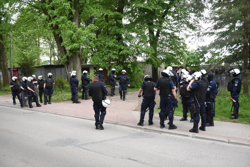 4 liga podkarpacka. Nerwowo po meczu JKS Jarosław - Polonia Przemyśl. Policjanci użyli gazu pieprzowego [ZDJĘCIA]