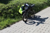 Motocyklista rozbił się na kradzionym motocyklu. Miał zatrzymane prawo jazdy, był poszukiwany i prawdopodobnie pijany