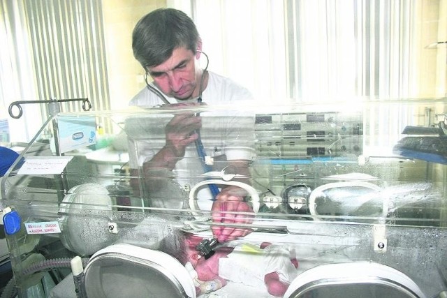 Michał waży kilogram. Urodził się w 31. tygodniu ciąży. Dr Wojciech Kowalik uratował go dzięki nowej aparaturze