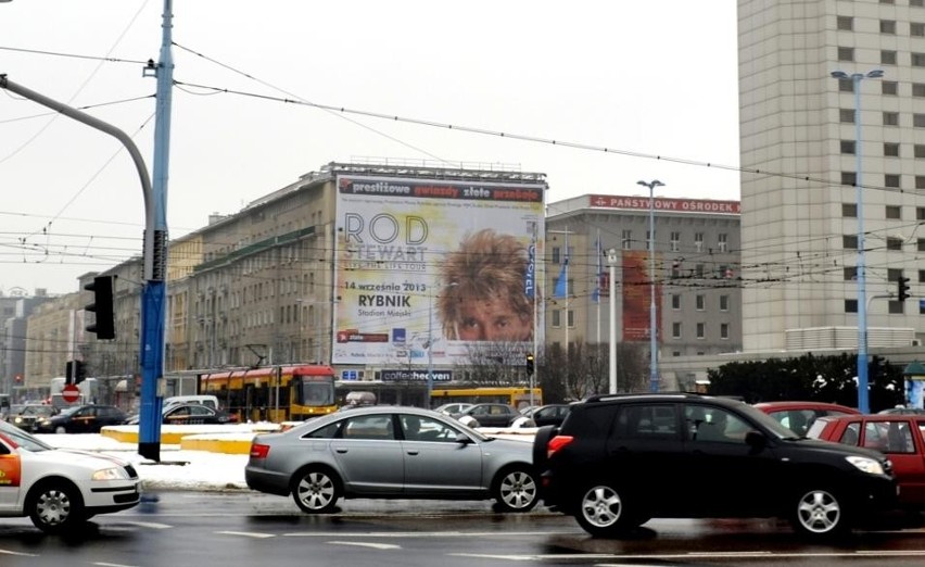 W Warszawie reklama wielkoformatowa usytuowana jest w samym...