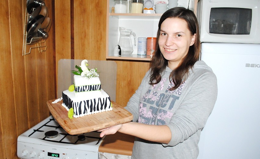 Monika Panejko z tortem przyozdobionym kwiatami