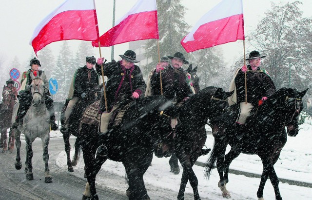 Banderia konna z flagami biało-czerwonymi poprowadziła górali z Zakopanego do sanktuarium na Krzeptówki