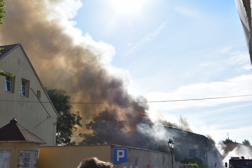 Wielki pożar w centrum Grodziska! Nie żyje jedna osoba, pięć trafiło do szpitala [ZDJĘCIA]