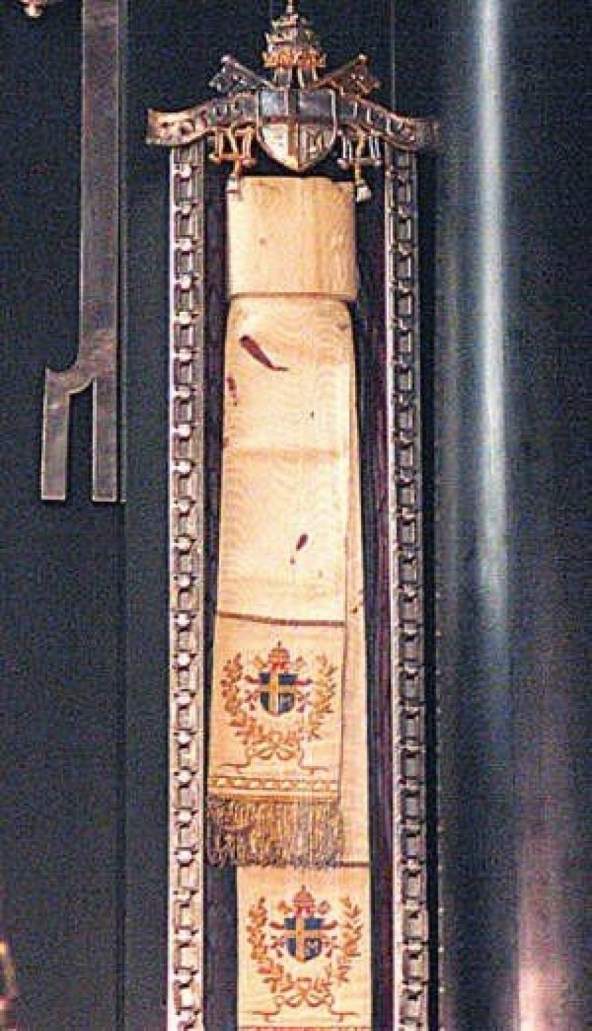 40. rocznica zamachu na Jana Pawła II. Przestrzelony pas sutanny  ze śladami krwi papieża - relikwia na Jasnej Górze 