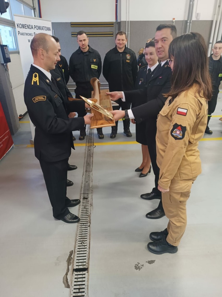Uroczyste pożegnanie funkcjonariuszy w Państwowej Straży Pożarnej w Obornikach. Przeszli na zasłużoną emeryturę