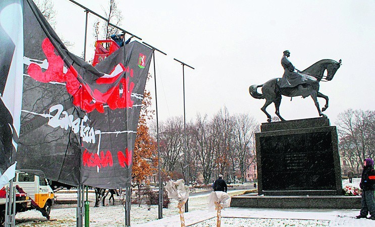 Na pl. Litewskim zawisł baner Solidarności