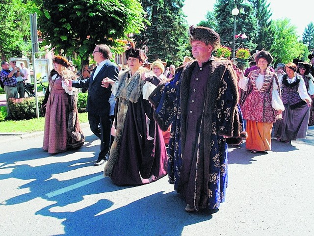 Korowód Moniuszkowski w parku Zdrojowym na ubiegłorocznym festiwalu