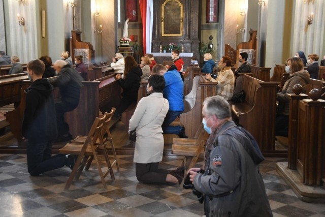 To już kolejna niedziela, kiedy kielczanie uczestniczą w mszach świętych i muszą stosować się z obostrzeń wynikających z przynależności do czerwonej strefy. Czy wierni uczestniczący w niedzielnych mszach w kieleckich kościołach przestrzegali obostrzeń sanitarnych. Czy zajęte były wszystkie ławki, co z maseczkami i dystansem społecznym..

>>>ZOBACZ NA KOLEJNYCH SLAJDACH