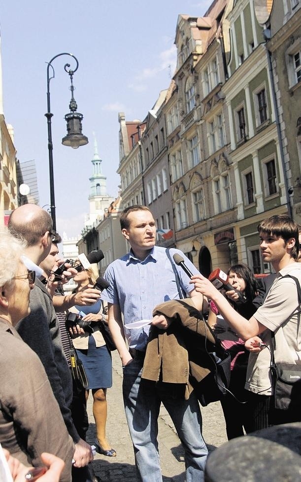 Radny Mariusz Wiśniewski na jeden dzień stał się przewodnikiem "wycieczki" po Starym Rynku i Jeżycach