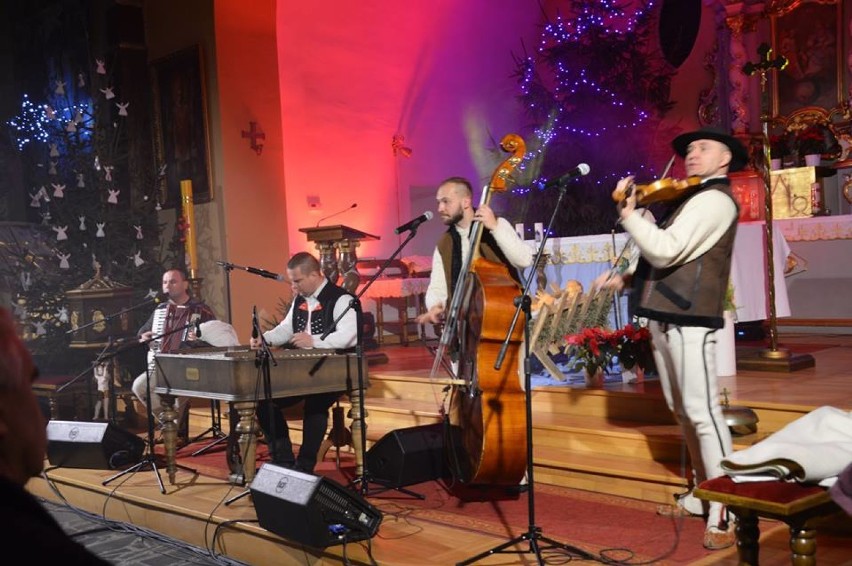 Góralskie kolędowanie w Damasławku. Muzycy zaprezentowali piękne polskie kolędy, pastorałki, znane i mniej znane piosenki góralskie