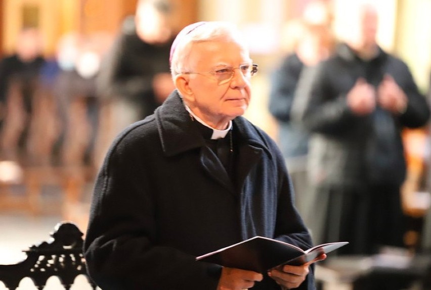 Arcybiskup Marek Jędraszewski w czasie pokutnej modlitwy...