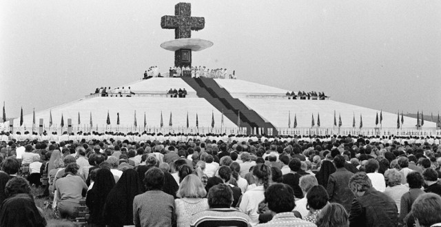 Na katowickim Muchowcu w czerwcu 1983 roku zgromadziło się ponad milion wiernych. Potężna burza, która wtedy rozpętała się podczas nabożeństwa, jeszcze wzmogła mistyczny nastrój.  Zaraz po burzy wyjrzało słońce i wszyscy odczytali to jako znak wysłany przez Boga