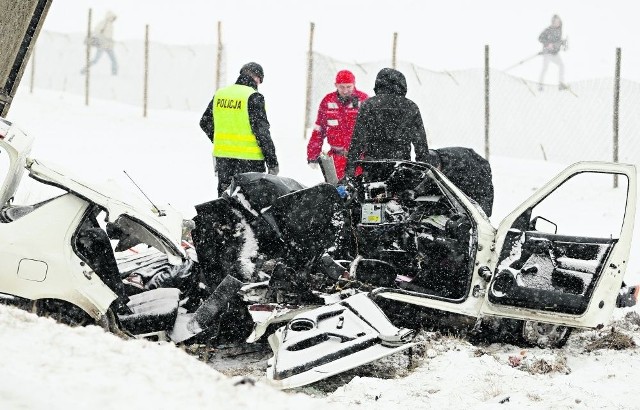 Z volkswagena vento, którym jechali mężczyźni, została tylko pogięta blacha. Ciała pasażerów były zmasakrowane