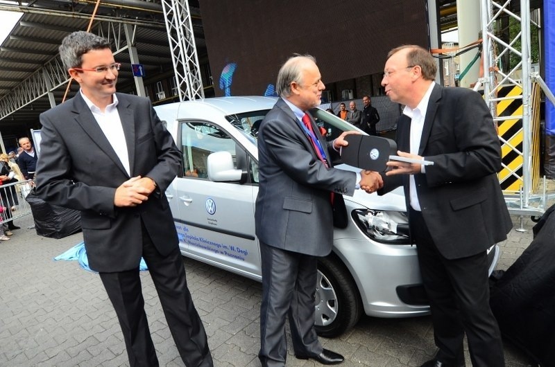 Z okazji jubileuszu odlewni  prezes VW Poznań Michael Kleiß...