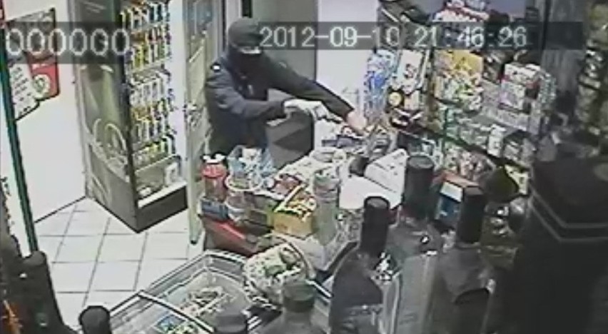 W Piekarach Śląskich mężczyzna napadł na sklep tuż pod komendą