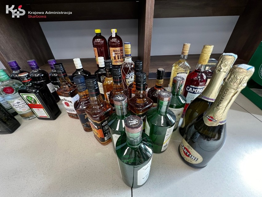 Alkohol bez akcyzy sprzedawany w delikatesach w Nowogardzie. Właścicielowi grozi do 3 lat więzienia