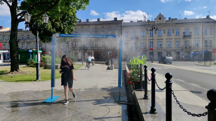 Kurtyny wodne w Piotrkowie. Służby apelują do mieszkańców,...