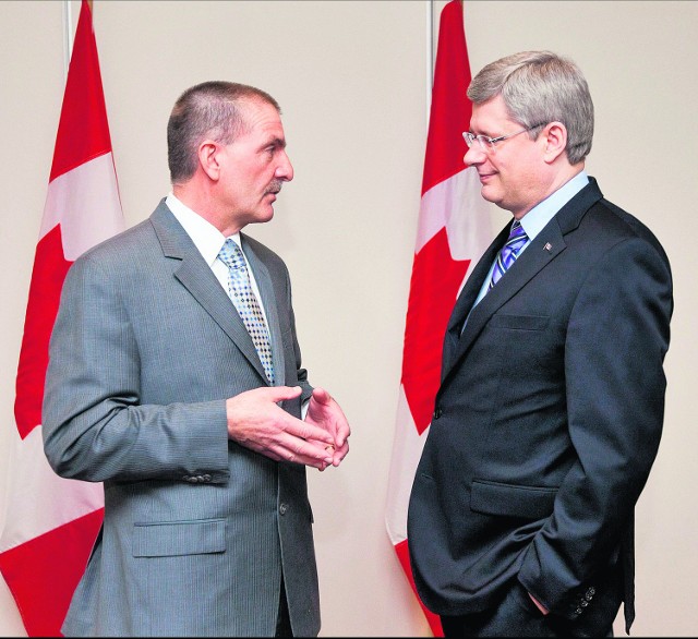 Deputowany elekt Władysław Lizoń (z lewej) z premierem Kanady Stephenem Harperem