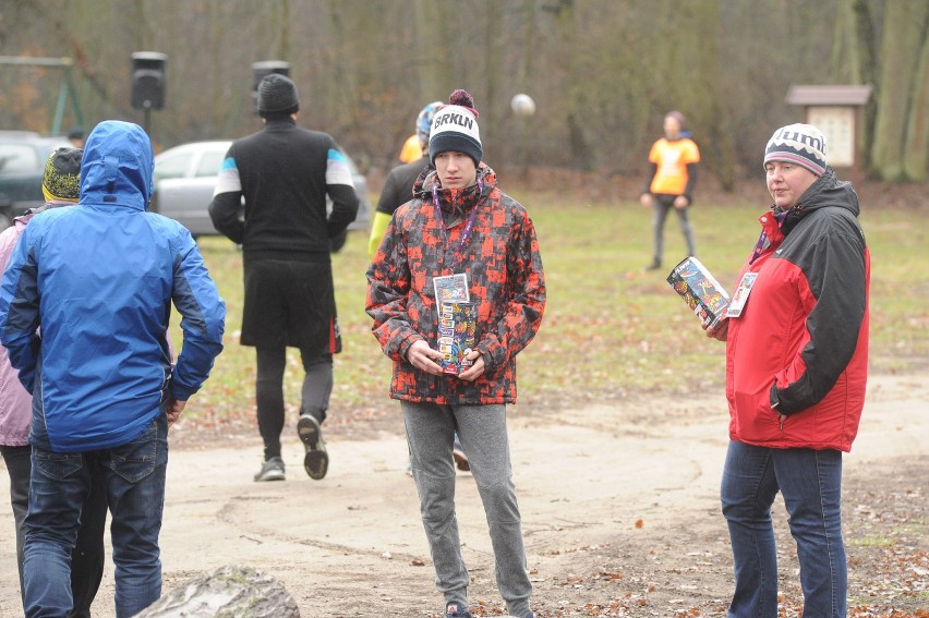 Biegli i maszerowali dla WOŚP po leśnych duktach mimo deszczu