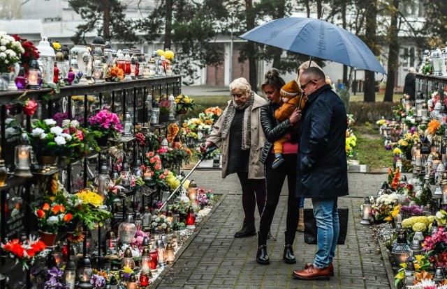 1 listopada, w dzień Wszystkich Świętych, bydgoszczanie odwiedzali groby bliskich osób na cmentarzu komunalnym przy ulicy Wiślanej. 

Zobacz więcej zdjęć >>