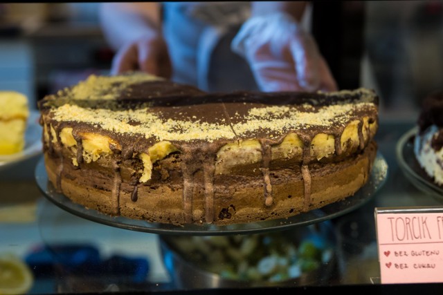 Jedną z najpopularniejszych cukierni na warszawskiej Woli jest Legal Cakes. Miejsce, które zasłynęło niezwykłymi batonami. Skosztujesz tutaj tego typu słodyczy przypominających smakiem szarlotkę czy... szyszkę. Polecamy ten lokal szczególnej uwadze weganom i osobom stosującym dietę bezglutenową. W menu wszystko jest ładnie oznaczone. A ceny również nie wydają się zbyt wygórowane, bo koszt batonów zaczyna się już od 7,50 zł. Sieć ma swoje kawiarnie w całej Polsce i na stronie możemy przeczytać, że wiele z nich zyskało już status kultowych.