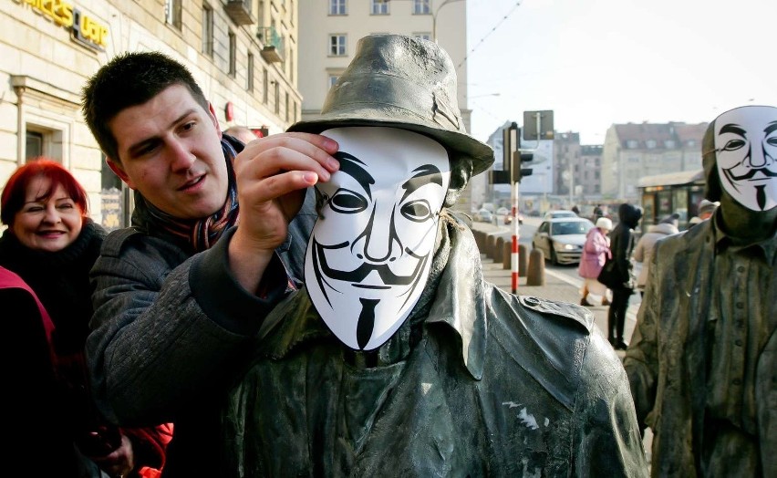 Wrocławski pomnik z maskami przeciw ACTA