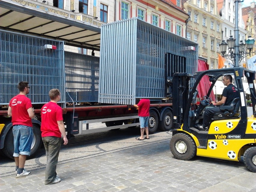 Budują strefę kibica. Otaczają Rynek płotem (ZDJĘCIA)