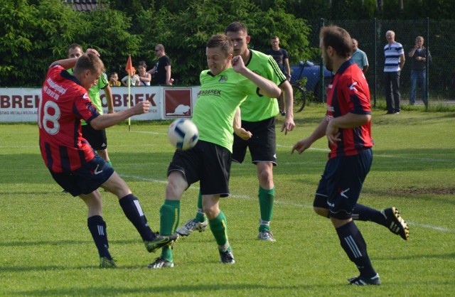 Bartosz Chylaszek (w środku) otworzył listę strzelców. Jednak Bobrek przegrał ostatecznie z Nadwiślaninem Gromiec 1:3.