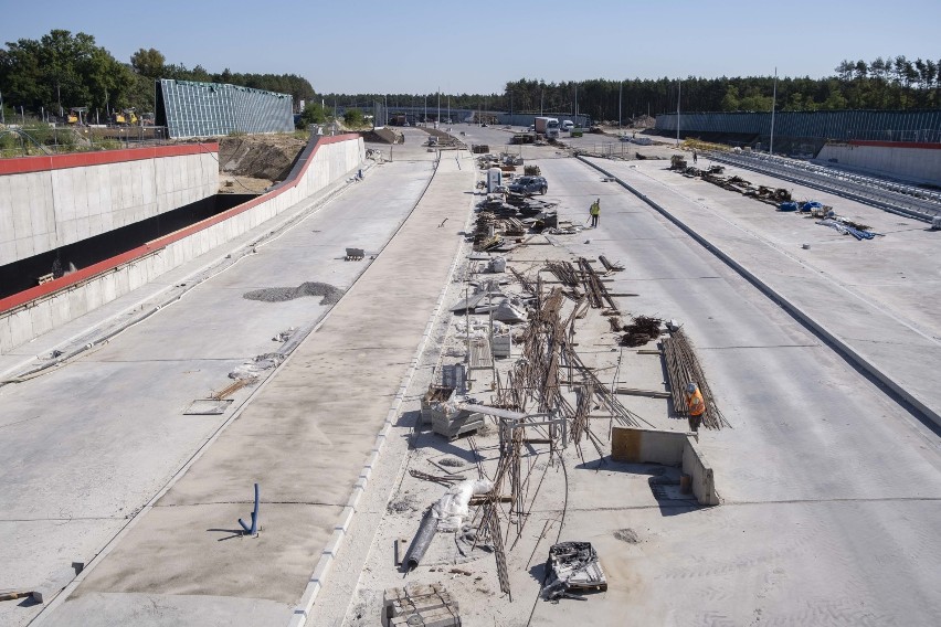 Południowa Obwodnica Warszawy. Pod koniec roku otwarcie dwóch odcinków. Tak wyglądają prace na "autostradzie" przecinającej stolicę