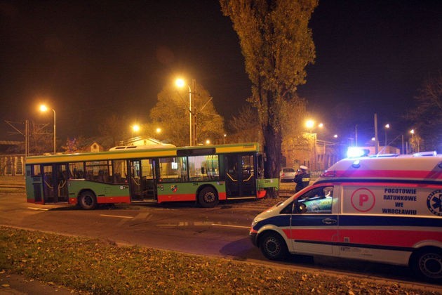 Wrocław: Wypadek autobusu na Ślężnej (ZDJĘCIA)