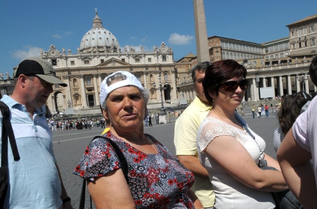 Pielgrzymi chętnie odwiedzają Bazylikę św. Piotra w Rzymie