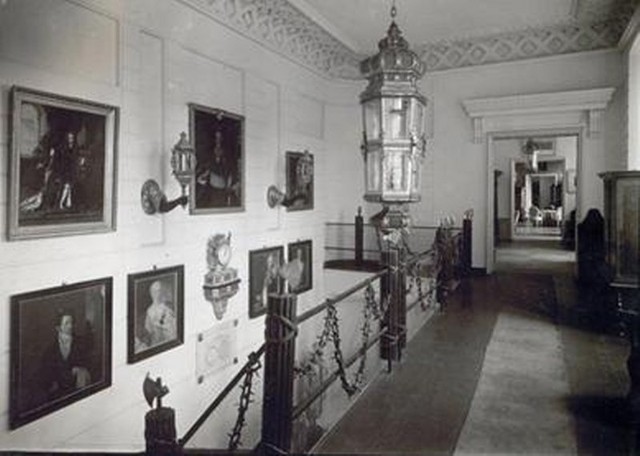 Porównanie zdjęć z okresu międzywojennego ze współczesnymi. Muzeum Narodowe chce przywrócić pałac do dawnej świetności