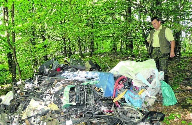 Tak duża ilość odpadów musiała być przywożona na raty, niewielkim samochodem.