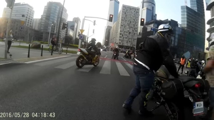 Warszawa. Atak gazem na motocyklistów na rondzie ONZ. Film wywołał burzę w sieci