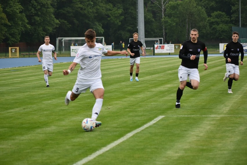 Mamy to! Warta Sieradz - Olimpia Zambrów 1:0! Na meczu było kilkuset kibiców ZDJĘCIA