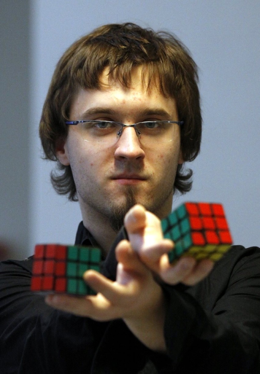 Układanie kostki Rubika Marcin Kowalczyk ćwiczy codziennie....