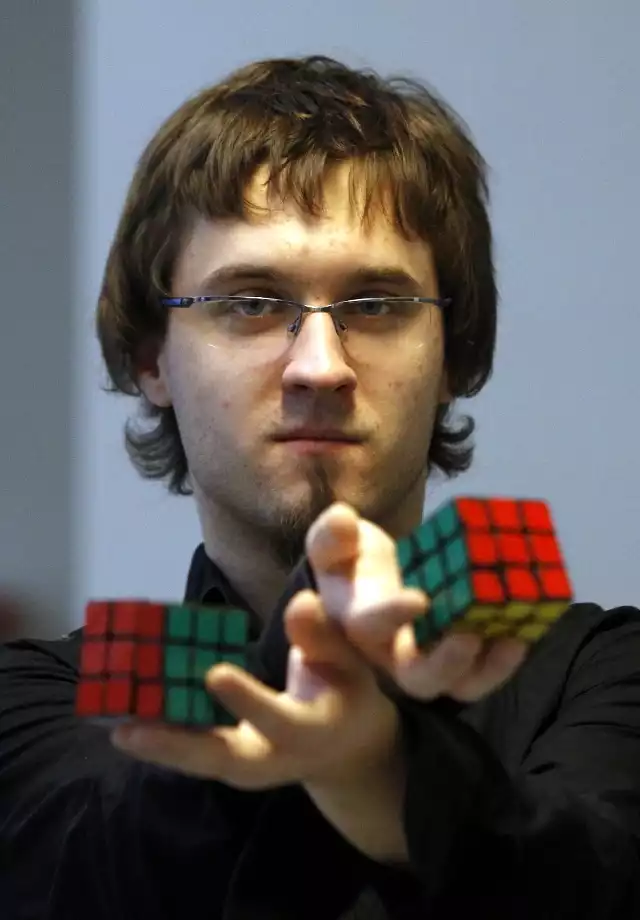 Układanie kostki Rubika Marcin Kowalczyk ćwiczy codziennie. Czasem godzinę, czasem nawet sześć