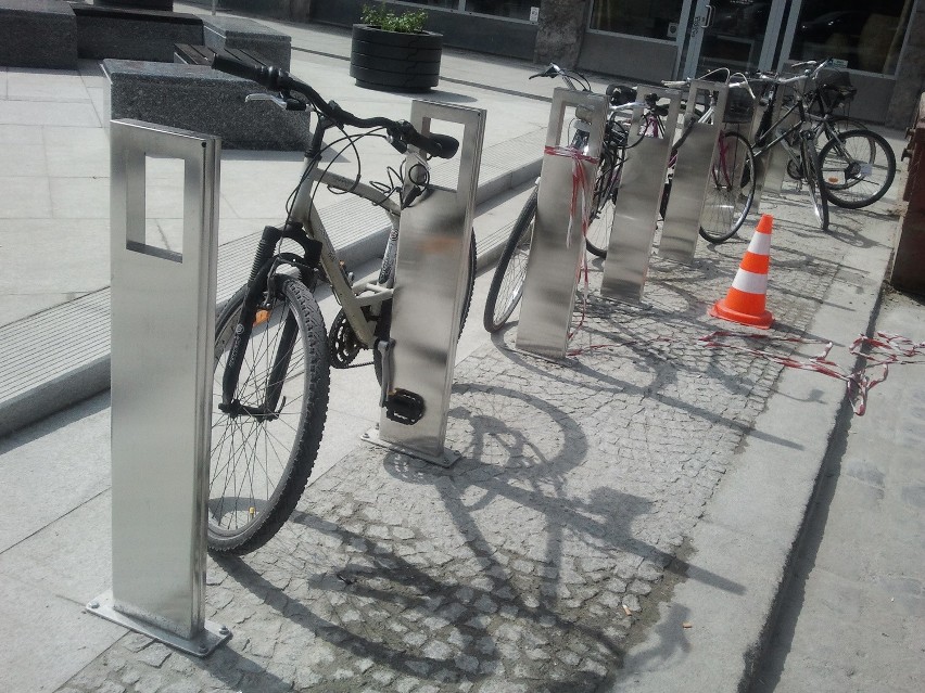 Takie stojaki na rowery stanęły na skrzyżowaniu ul....